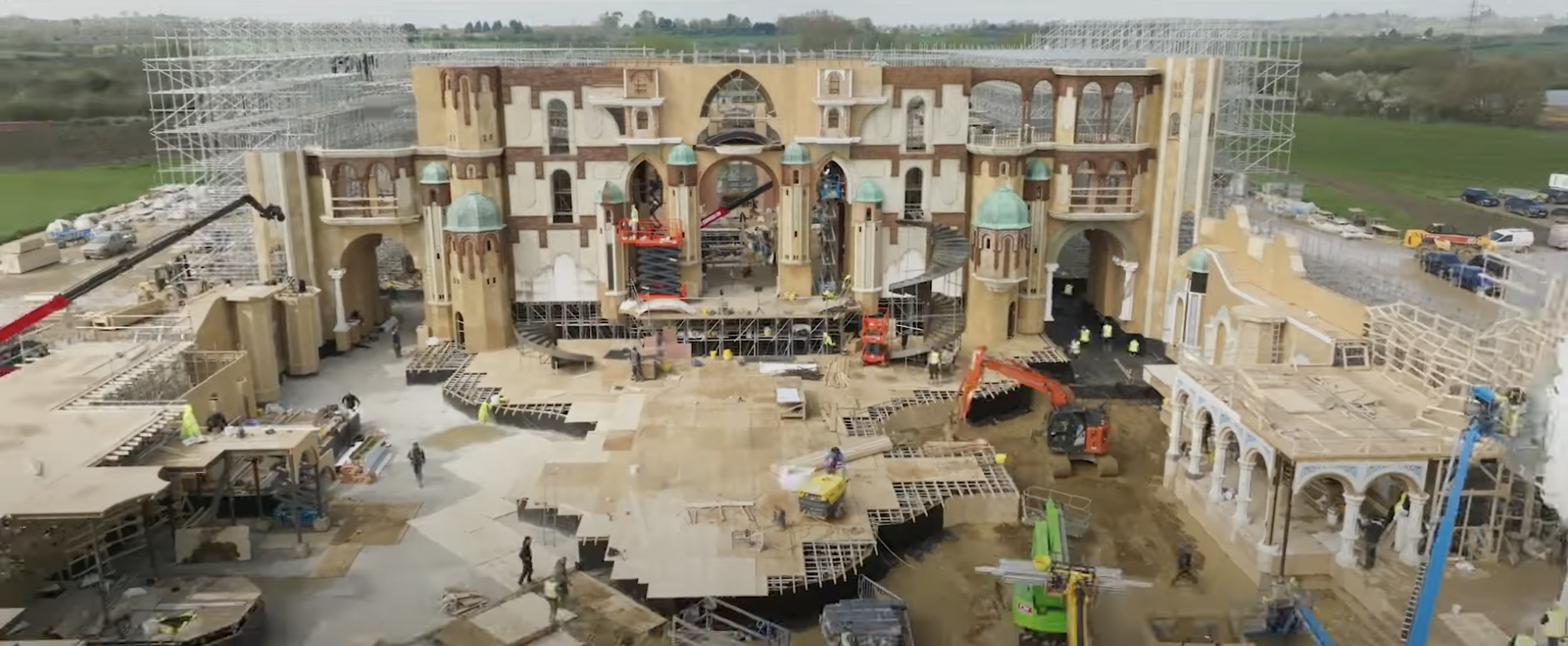 ‘에메랄드 시티’ ‘먼치킨랜드’ 등을 현실화시킨 위키드 영화 세트장